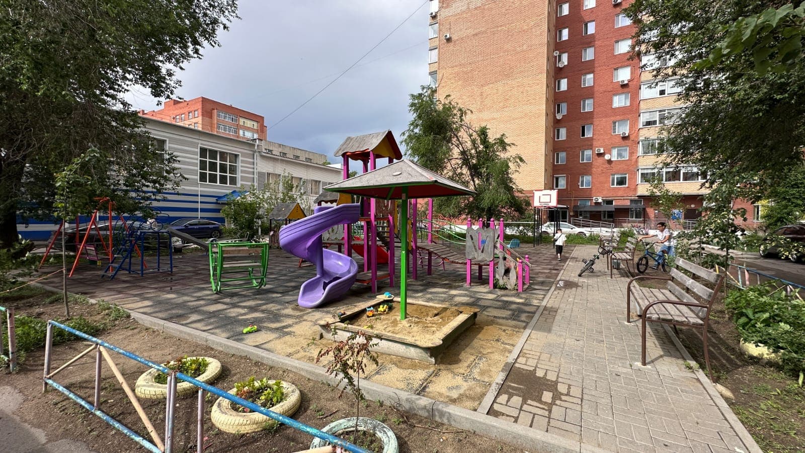 ЕЩЕ 40 ДВОРОВЫХ ПЛОЩАДОК БЛАГОУСТРОЯТ В ЭТОМ ГОДУ