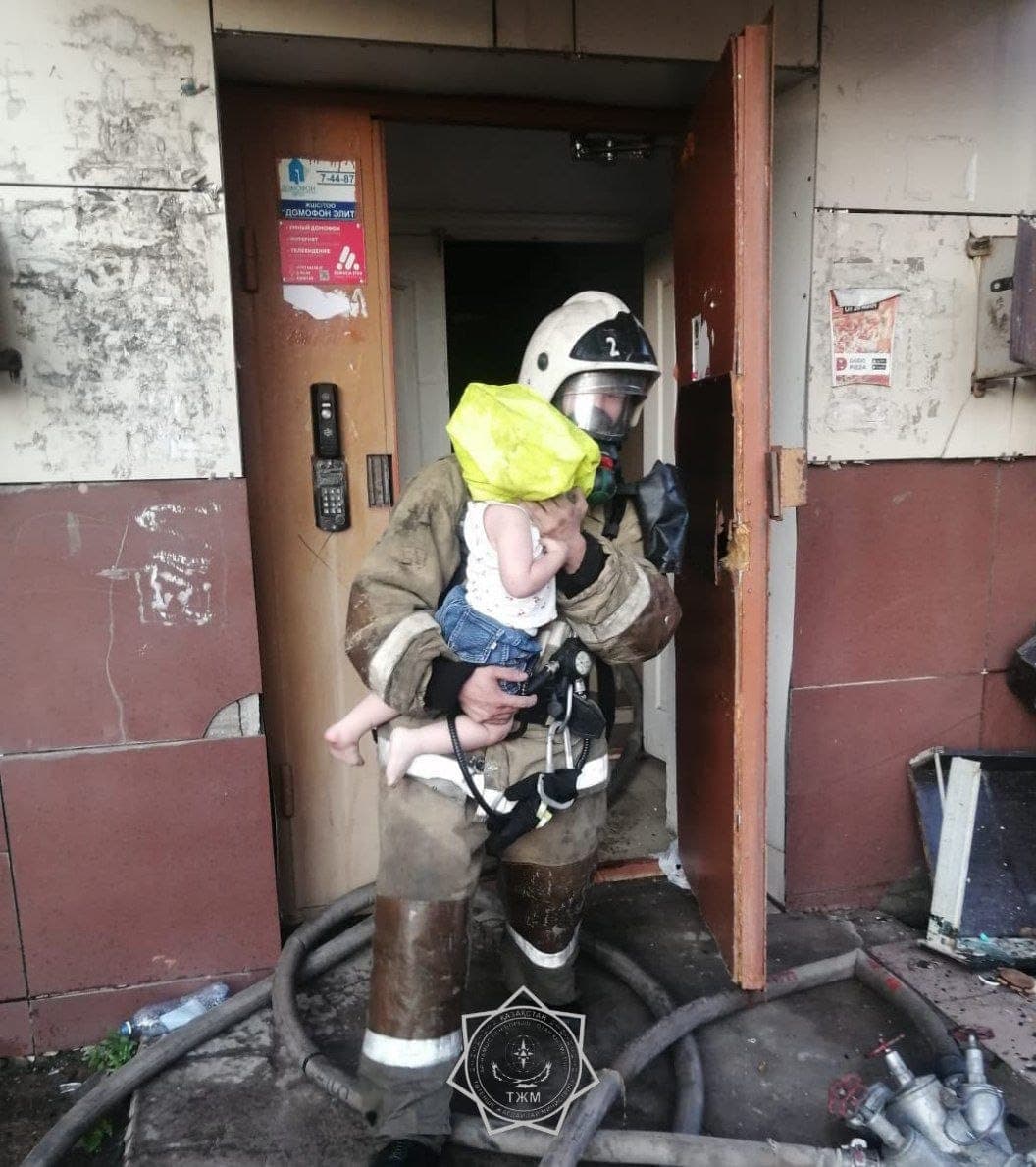 В Рудном при пожаре спасены два человека