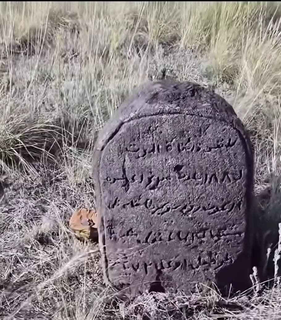 В Аулиекольском районе обнаружен надгробный камень XIX века