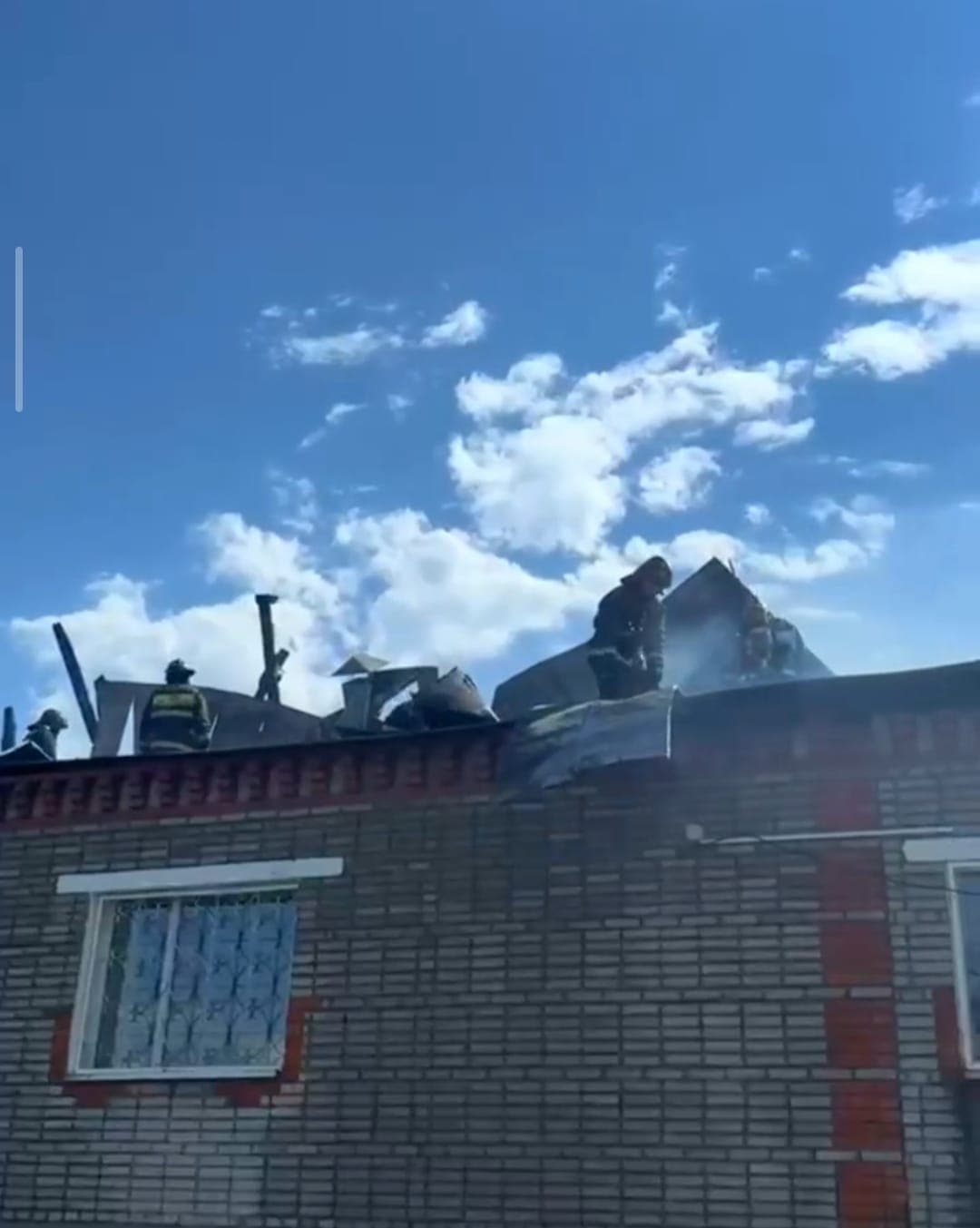 В Костанае горела кровля частного дома