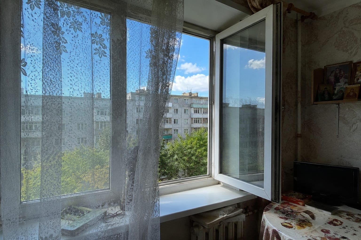 В Лисаковске пенсионерка выпала из окна