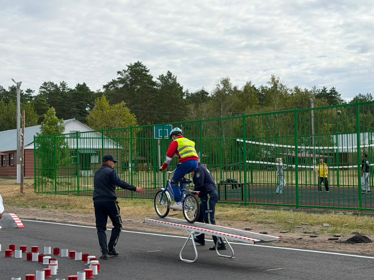 Юные инспекторы дорожного движения соревновались в фигурном вождении велосипеда